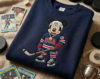 Moletom bordado do Mickey Mouse jogando hóquei, presente para fãs de hóquei da Disney com o Mickey, camiseta de hóquei no gelo do Mickey Mouse da Disney, camiseta para fãs de hóquei
