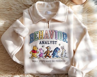 Gesticktes Sweatshirt Behaviour analytiker, Winnie the Pooh Aba Therapeut, ABA Therapeut Geschenk, BCBA Rundhalsausschnitt, Pooh Therapeut Shirt