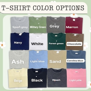 Puede incluir: Una exhibici&oacute;n de camisetas dobladas en varios colores, incluyendo gris deportivo, verde militar, azul marino, blanco, ceniza, azul claro, beige, negro y rosa claro. El texto "T-SHIRT COLOR OPTIONS" est&aacute; en la parte superior.
