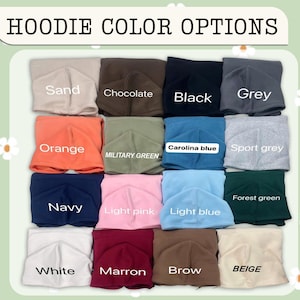 Puede incluir: Imagen que muestra opciones de color de sudaderas con capucha. Los colores incluyen arena, chocolate, negro, gris, naranja, verde militar, azul Carolina, gris deportivo, azul marino, rosa claro, azul claro, verde bosque, blanco, granate, marr&oacute;n y beige. Texto: "HOODIE COLOR OPTIONS."