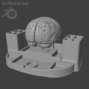 Pu&ograve; includere: Un organizer da scrivania grigio con un modello dettagliato di cervello al centro. L'organizer include portapenne e piccoli vassoi, il tutto in un design monocromatico. Il testo "No Physical item" &egrave; in alto a sinistra.