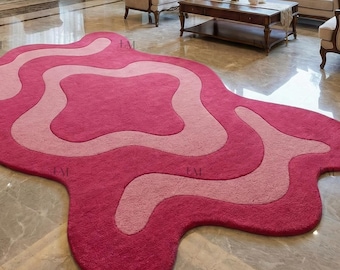 Tappeto astratto rosa in lana, realizzato a mano con tecnica tufting, dalla forma organica, moderno e di lusso, complemento d'arredo personalizzato.