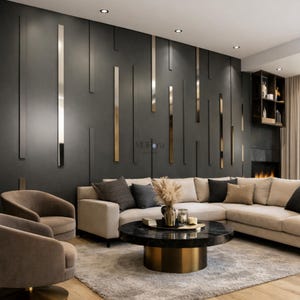 Op de afbeelding: Een moderne woonkamer met een donkergrijze accentmuur met verticale metalen accenten. Een grote hoekbank in beige, twee fauteuils en een ronde salontafel met een zwart marmeren blad en gouden voet.