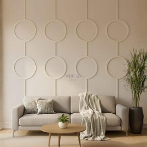 Könnte beinhalten: Eine beige Wand mit einem geometrischen Zierleistenmuster aus vertikalen Linien und verbundenen Kreisen. Der Text MDFora DESIGN ist mittig an der Wand angebracht. Ein hellgraues Sofa mit zwei gemusterten Kissen und einer Decke steht davor.