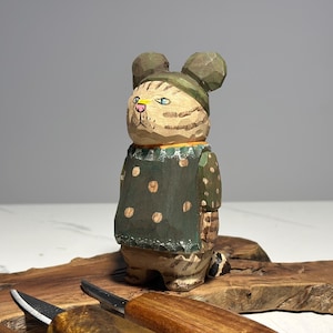 Drewniana figurka kota czytającego w stylu ludowym • Ręcznie malowana drewniana rzeźba • Kolekcjonerska figurka kota • Prezent dla miłośnika książek i nauczyciela • Dekoracja półki na książki WOOD-CAT-06