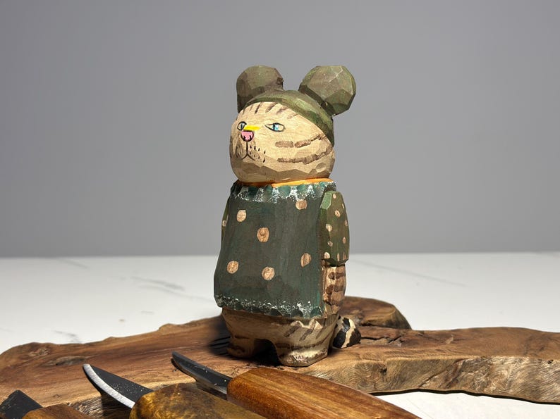 Drewniana figurka kota czytającego w stylu ludowym • Ręcznie malowana drewniana rzeźba • Kolekcjonerska figurka kota • Prezent dla miłośnika książek i nauczyciela • Dekoracja półki na książki WOOD-CAT-06