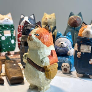 Drewniana figurka kota czytającego w stylu ludowym • Ręcznie malowana drewniana rzeźba • Kolekcjonerska figurka kota • Prezent dla miłośnika książek i nauczyciela • Dekoracja półki na książki zdjęcie 9