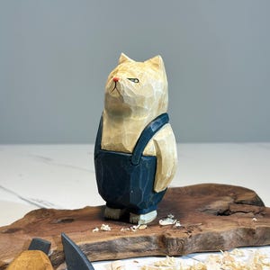 Drewniana figurka kota czytającego w stylu ludowym • Ręcznie malowana drewniana rzeźba • Kolekcjonerska figurka kota • Prezent dla miłośnika książek i nauczyciela • Dekoracja półki na książki WOOD-CAT-04