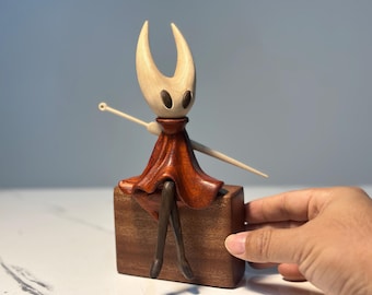Sculpture en bois Hollow Knight Silksong Hornet • Figurine en noyer • Décoration de bureau de joueur • Cadeau de remerciement pour la rentrée des professeurs