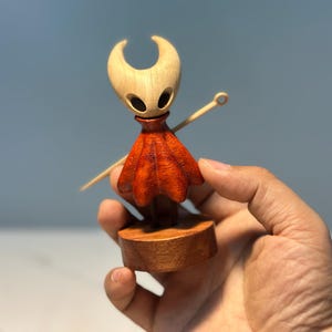 Sculpture en bois de noyer inspirée de Hollow Knight • Figurine amovible magnétique • Cadeau de marchandise fabriqué par un éventail • Décoration de bureau pour joueur Hornet A: 4.2 in (H)