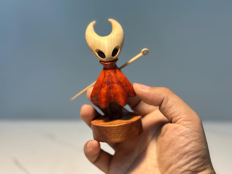 Sculpture en bois de noyer inspirée de Hollow Knight • Figurine amovible magnétique • Cadeau de marchandise fabriqué par un éventail • Décoration de bureau pour joueur Hornet A: 4.2 in (H)