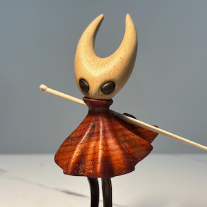 Sculpture en bois de noyer inspirée de Hollow Knight • Figurine amovible magnétique • Cadeau de marchandise fabriqué par un éventail • Décoration de bureau pour joueur image 17