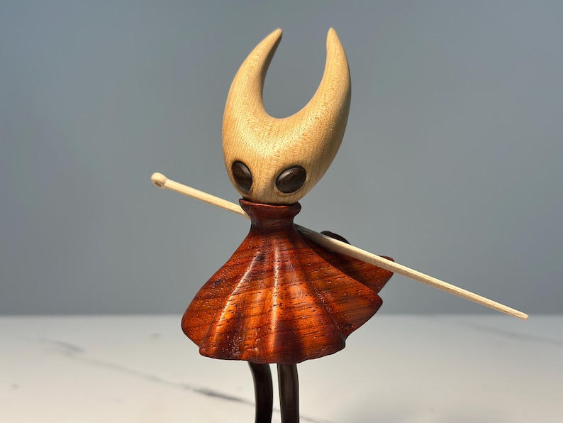 Sculpture en bois de noyer inspirée de Hollow Knight • Figurine amovible magnétique • Cadeau de marchandise fabriqué par un éventail • Décoration de bureau pour joueur image 17