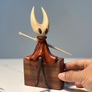 Sculpture en bois de noyer inspirée de Hollow Knight • Figurine amovible magnétique • Cadeau de marchandise fabriqué par un éventail • Décoration de bureau pour joueur Hornet B: 7.4 in (H)