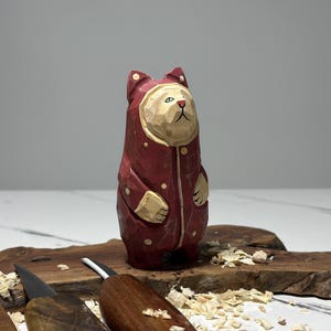 Drewniana figurka kota czytającego w stylu ludowym • Ręcznie malowana drewniana rzeźba • Kolekcjonerska figurka kota • Prezent dla miłośnika książek i nauczyciela • Dekoracja półki na książki WOOD-CAT-12