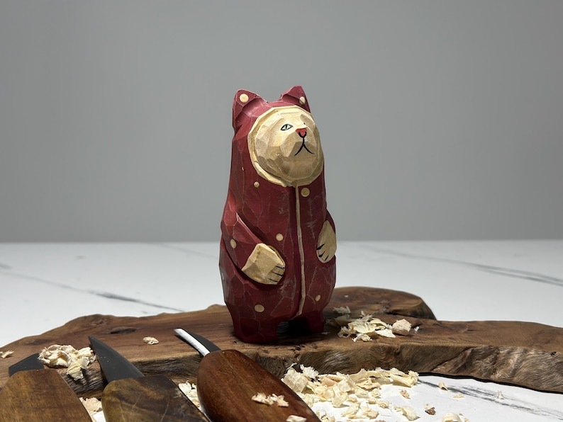 Drewniana figurka kota czytającego w stylu ludowym • Ręcznie malowana drewniana rzeźba • Kolekcjonerska figurka kota • Prezent dla miłośnika książek i nauczyciela • Dekoracja półki na książki WOOD-CAT-12