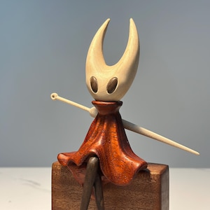 Sculpture en bois de noyer inspirée de Hollow Knight • Figurine amovible magnétique • Cadeau de marchandise fabriqué par un éventail • Décoration de bureau pour joueur image 14