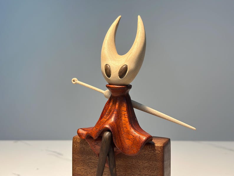 Sculpture en bois de noyer inspirée de Hollow Knight • Figurine amovible magnétique • Cadeau de marchandise fabriqué par un éventail • Décoration de bureau pour joueur image 14