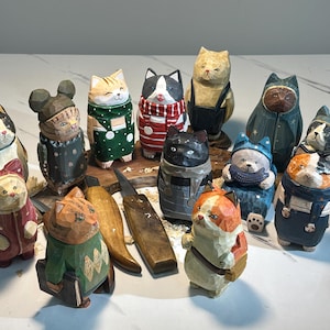 Drewniana figurka kota czytającego w stylu ludowym • Ręcznie malowana drewniana rzeźba • Kolekcjonerska figurka kota • Prezent dla miłośnika książek i nauczyciela • Dekoracja półki na książki zdjęcie 2