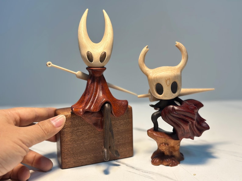 Sculpture en bois de noyer inspirée de Hollow Knight • Figurine amovible magnétique • Cadeau de marchandise fabriqué par un éventail • Décoration de bureau pour joueur image 11
