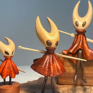 Sculpture en bois de noyer inspirée de Hollow Knight • Figurine amovible magnétique • Cadeau de marchandise fabriqué par un éventail • Décoration de bureau pour joueur image 15