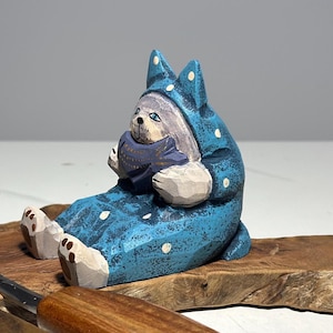 Drewniana figurka kota czytającego w stylu ludowym • Ręcznie malowana drewniana rzeźba • Kolekcjonerska figurka kota • Prezent dla miłośnika książek i nauczyciela • Dekoracja półki na książki WOOD-CAT-07