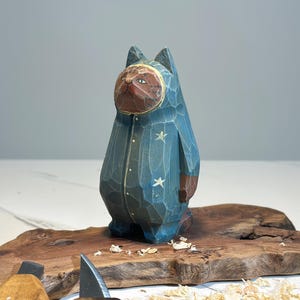 Drewniana figurka kota czytającego w stylu ludowym • Ręcznie malowana drewniana rzeźba • Kolekcjonerska figurka kota • Prezent dla miłośnika książek i nauczyciela • Dekoracja półki na książki WOOD-CAT-03