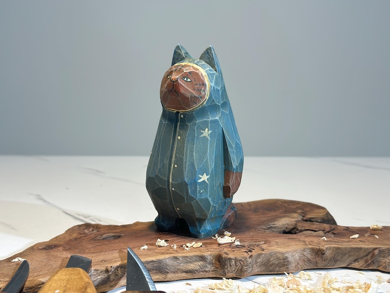 Drewniana figurka kota czytającego w stylu ludowym • Ręcznie malowana drewniana rzeźba • Kolekcjonerska figurka kota • Prezent dla miłośnika książek i nauczyciela • Dekoracja półki na książki WOOD-CAT-03
