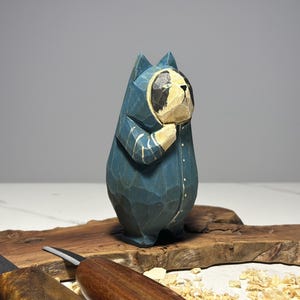 Drewniana figurka kota czytającego w stylu ludowym • Ręcznie malowana drewniana rzeźba • Kolekcjonerska figurka kota • Prezent dla miłośnika książek i nauczyciela • Dekoracja półki na książki WOOD-CAT-10