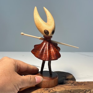 Sculpture en bois de noyer inspirée de Hollow Knight • Figurine amovible magnétique • Cadeau de marchandise fabriqué par un éventail • Décoration de bureau pour joueur Hornet C: 6.3 in (H)