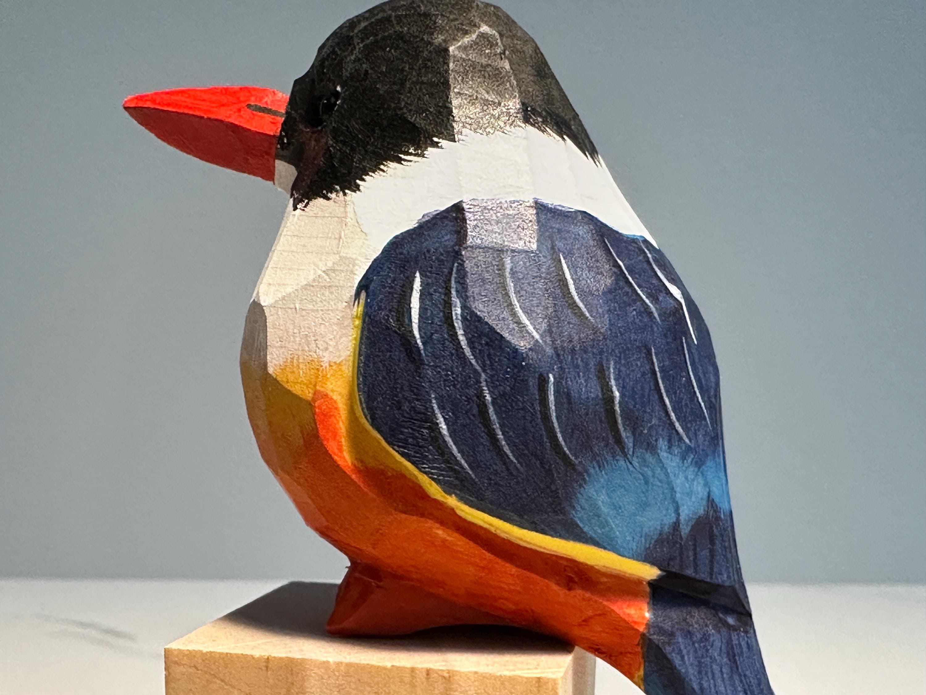 カワセミの木製彫刻 • 手彫りの鳥の置物 • 手作りの木彫り自然装飾品 