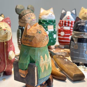 Drewniana figurka kota czytającego w stylu ludowym • Ręcznie malowana drewniana rzeźba • Kolekcjonerska figurka kota • Prezent dla miłośnika książek i nauczyciela • Dekoracja półki na książki zdjęcie 7