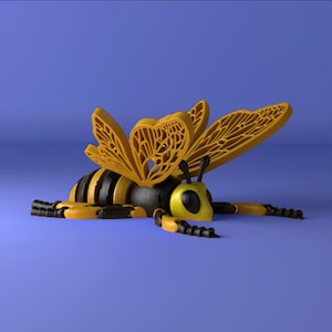 Könnte beinhalten: Eine 3D-gerenderte Bienenfigur mit gelben und schwarzen Streifen. Die Biene hat detaillierte, durchbrochene Flügel und einen gelben Kopf mit schwarzen Augen. Die Biene liegt auf einer blauen Oberfläche.