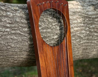 Handgjord 7-strängad pentatonisk lyraharpa i rosenträ med fria strängar och stämnyckel