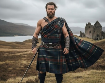 Op de afbeelding: Een man in traditionele Schotse kledij, waaronder een tartan kilt, cape en leren armbeschermers, staat buiten met een zwaard. De kilt heeft een blauw, groen en rood ruitpatroon. Op de achtergrond is een kasteel te zien.