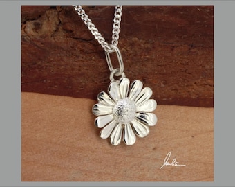 Pendant small flower in silver