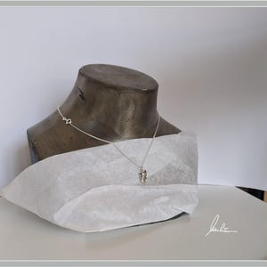 Peut inclure: Un plateau de service en bois fait &agrave; la main, avec une finition naturelle. De forme rectangulaire, il pr&eacute;sente des bords sur&eacute;lev&eacute;s et des poign&eacute;es int&eacute;gr&eacute;es. Le grain du bois est visible. Dimensions : environ 40 cm de long, 25 cm de large et 5 cm de haut.