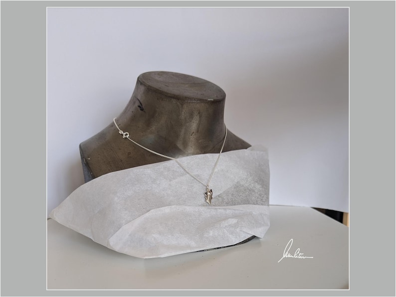 Peut inclure: Un plateau de service en bois fait &agrave; la main, avec une finition naturelle. De forme rectangulaire, il pr&eacute;sente des bords sur&eacute;lev&eacute;s et des poign&eacute;es int&eacute;gr&eacute;es. Le grain du bois est visible. Dimensions : environ 40 cm de long, 25 cm de large et 5 cm de haut.