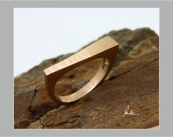crescent-shaped ring in 585 red gold