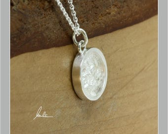 Round pendant in textured silver