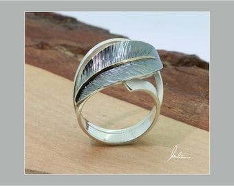 Ring leaf and feather, in blackened silver with golden leaf hub
