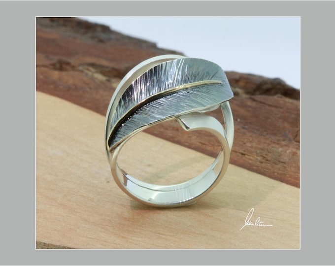 Ring leaf and feather, in blackened silver with golden leaf hub