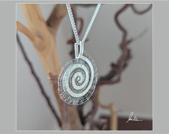 Bobbin lace "spiral" with chain