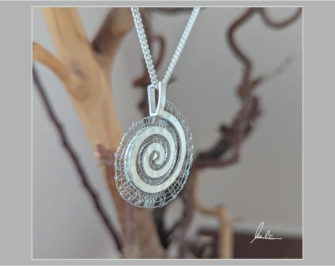 Bobbin lace "spiral" with chain