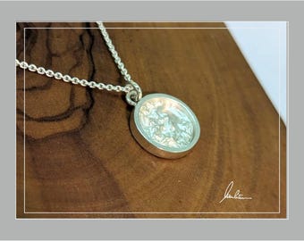 Round pendant in textured silver