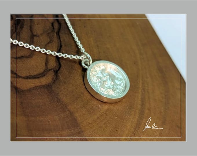 Round pendant in textured silver