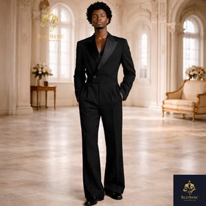 Può includere: Un abito nero doppiopetto con revers in raso. L'abito presenta una giacca aderente e pantaloni a gamba larga. L'immagine è ambientata in una grande sala con ampie finestre e decorazioni ornate. Il logo "SuitSync" è visibile.