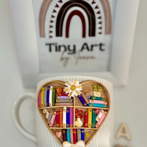 Caneca artesanal, biblioteca em miniatura – presente para amantes de livros, arte em argila polimérica, ideia de presente
