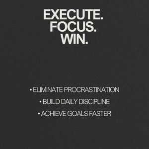 以下が含まれることがあります： 暗い背景に白い文字で書かれたモチベーションポスター。「EXECUTE. FOCUS. WIN.」と書かれています。その下に、目標を箇条書きにしたものがあります。「先延ばしをなくす」、「毎日の規律を築く」、「より早く目標を達成する」。下部には「-Mindforge」の文字があります。