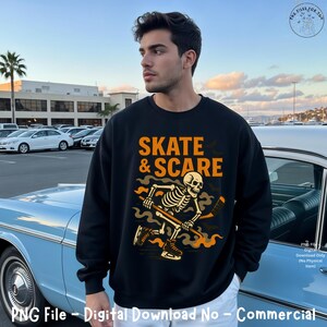 Puede incluir: Sudadera negra con el texto "SKATE & SCARE" en naranja. El diseño presenta un esqueleto jugando al hockey con un palo y patines. La imagen es una descarga digital.